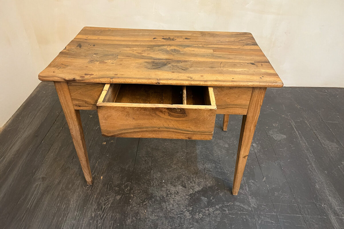 10 Biedermeiertisch, aus Nussbaumholz, mit Schublade auf der Frontseite