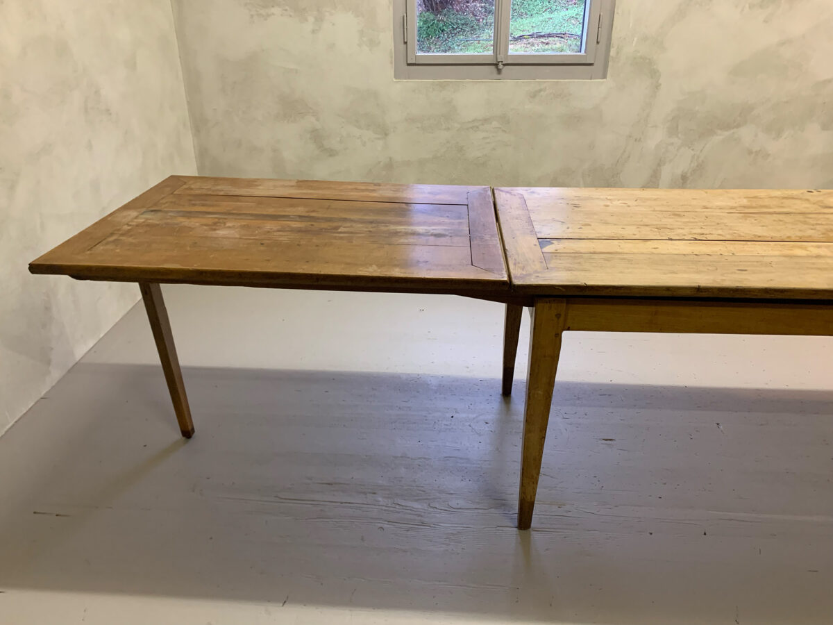 Der Tisch ist einseitig ausziehbar 