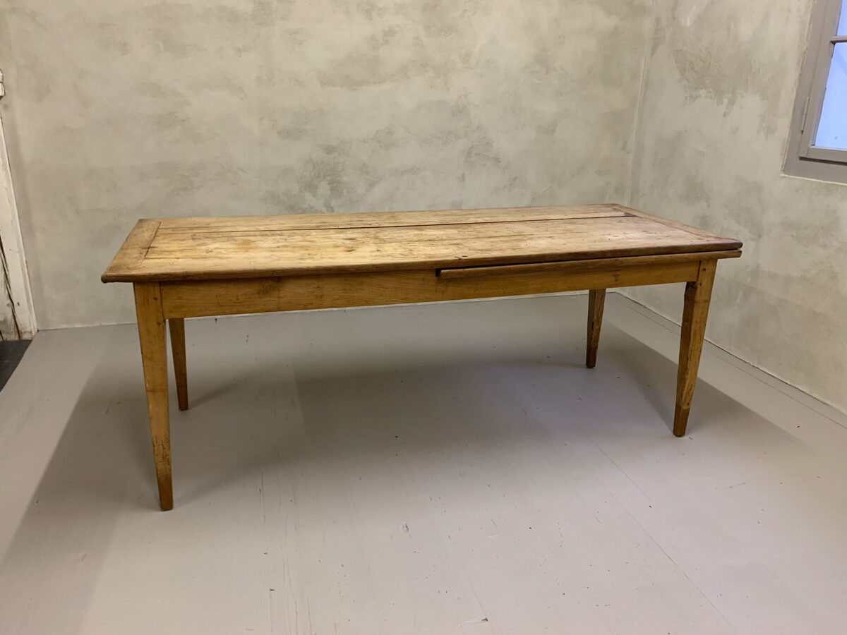 Biedermeiertisch um 1840, aus Kirschbaumholz, vor dem Restaurieren 