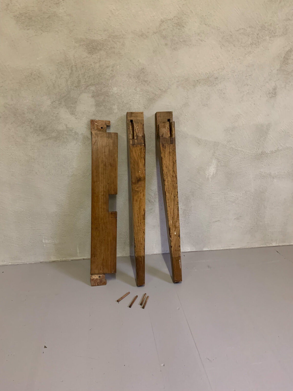 Details: Füsse und Holznägel 