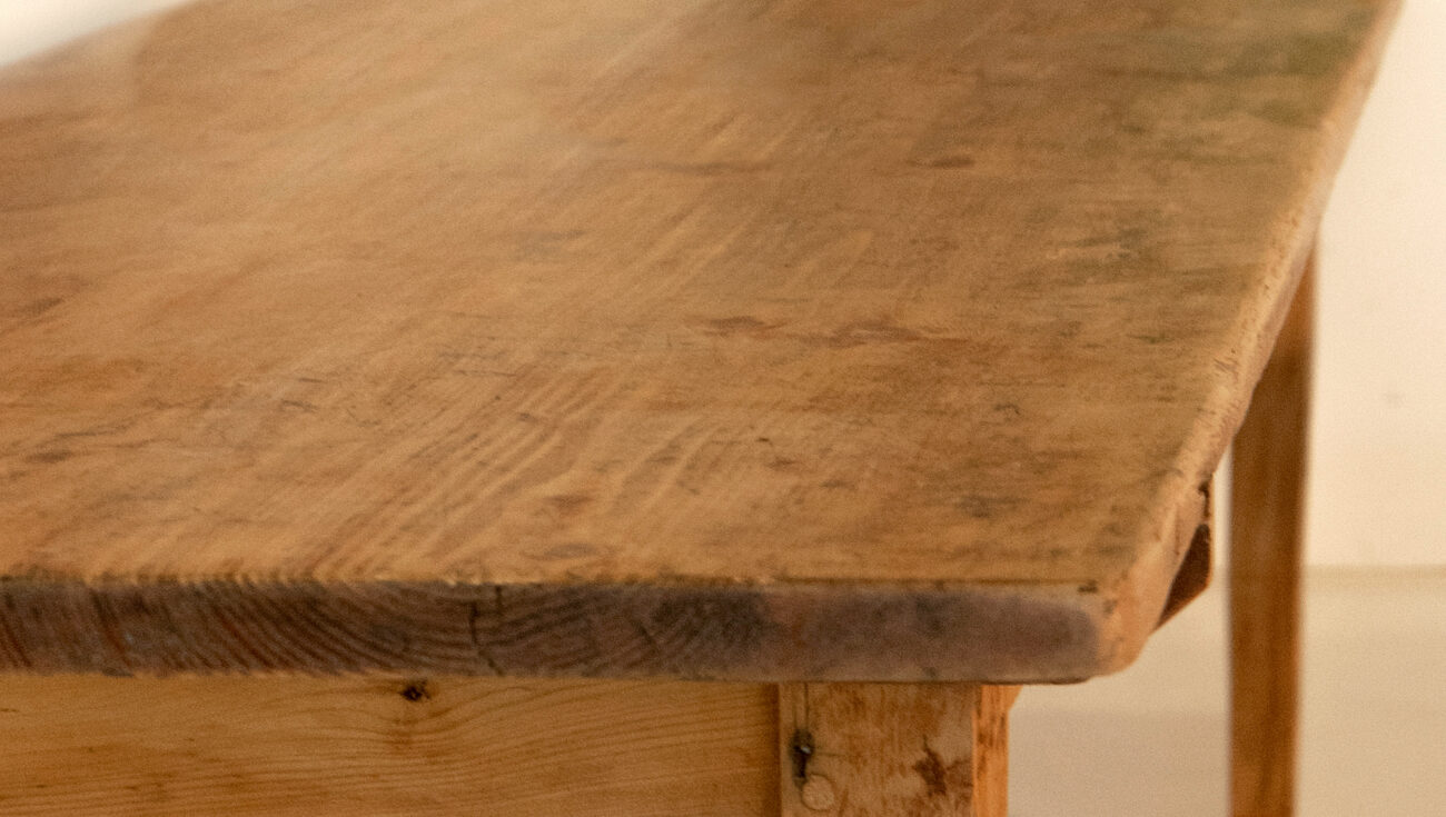 Tischplatte eines alten gut erhaltenen Holztisches