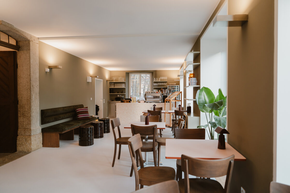 Bistrotische und Horgen Glarus Stühle 
