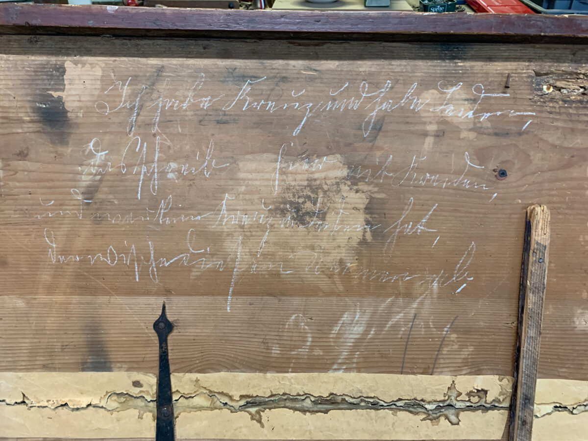 Innendeckel mit der geheimnisvollen Innschrift 