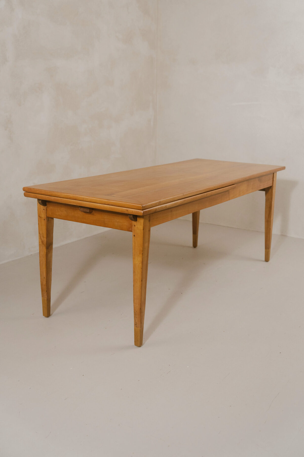 Biedermeiertisch um 1840, aus Kirschbaumholz, nach dem Restaurieren 