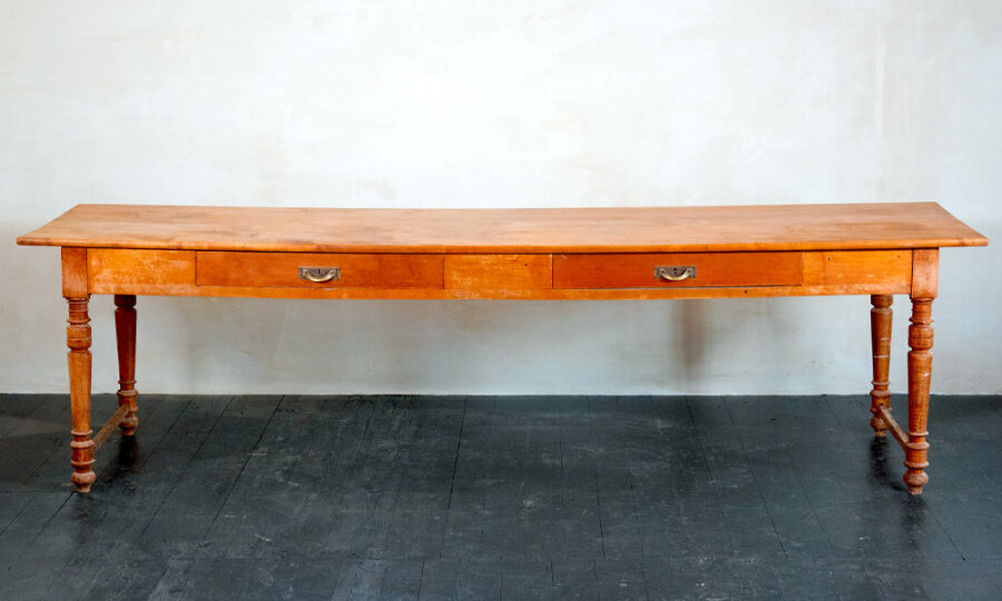 Biedermeiertisch, Ahornholz, um 1840, zwei Schubladen, gedrechselte Beine 