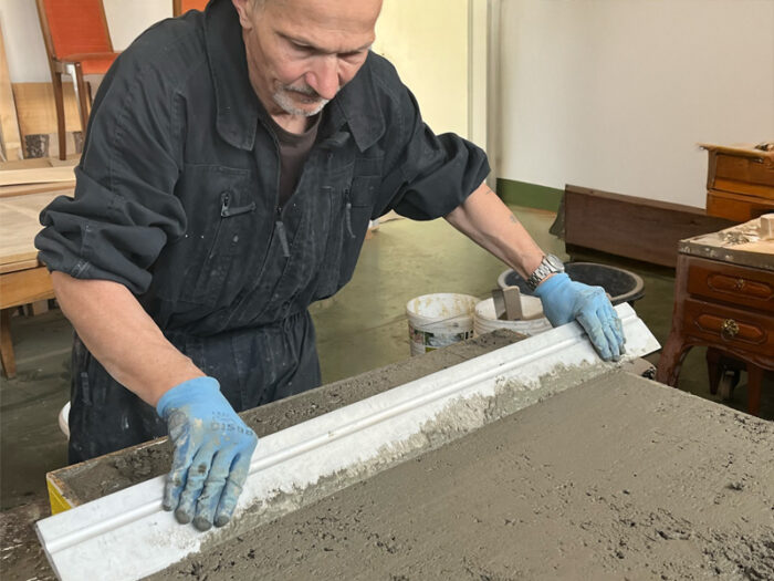 Valentino Antonini, beim erstellen eines Tischblattes aus Beton 
